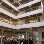 Gyldendalhuset. Studiegruppen beundrar ljusgården. Foto: Anita Stenler