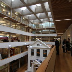 Gyldendalhuset. 1. En helt ny, effektiv och representativ kontorsbyggnad uppfördes bakom bevarade historiska fasader. Den vita huspastisch som står på innergården är en kopia av fasaden till en byggnad i Köpenhamn som tillhört Gyldendal förlag. Foto: Sussie Schwab