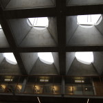 Gyldendalhuset. Ljusgården täcks av en uppseendeväckande konstruktion av fyrsidiga betongpyramider som snedskurits och vridits så att ljuset faller olika. Foto: Sussie Schwab