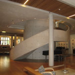 Gyldendalhuset. Huvudtrappan utgör en mötesplats. Snickare höll på i ett år med att bygga formen för trappan. Den blanka ytan på pelarna beror på att formarna var klädda med vaxat papper. Foto: Anita Stenler