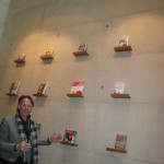 Gyldendalhuset. Arkitekt Inge Hareide, som var projektledare vid Sverre Fehns kontor under arbetet med Gyldendalhuset, gav oss en engagerande visning. Betongen består av vitcement och lokal ljusgrå sten, för att ge ljus i byggnaden. Foto: Anita Stenler