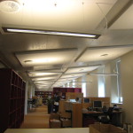 Gyldendalhuset. Kontorsvåning. Längsgående balkar är sammangjutna med sneda bjälklagsplattor. Lutningen gör att ljuset från fönstren reflekteras in. Lutningen hanterar också det faktum att nivån på fönstren är olika i de motstående bevarade fasaderna. Foto: Anita Stenler