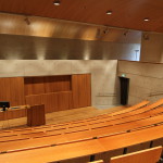 Gyldendalhuset. I auditoriet omfamnas publiken av platsgjuten betong, som kontrasterar mot den ljusa eken i tak, golv och inredning. Foto: Sussie Schwab