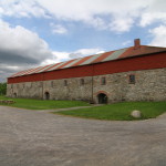 Hamar. Logen från 1700-talet har restaurerats och används som folklivsmuseum. Exteriört ser den ut ungefär som den gjorde då den fram till 1939 användes för jordbruket. Foto: Anita Stenler