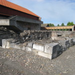 Hamar. Här syns ruinen av den medeltida biskopsborgen, samt de sentida betongramper som adderats till den gamla logen. Foto: Anita Stenler