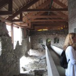 Hamar. Ramper gör att besökarna inte sliter på det historiska byggnadsverket. Foto: Johny Lindeberg