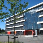 Heyerdahlskolan. Fasad med band av glas och betongelement. Foto: Anita Stenler