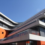 Heyerdahlskolan. Balkonger på skolans ena sida. Bröstningar av betongelement. Foto: Sussie Schwab