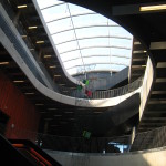 Heyerdahlskolan. Central hall med glastak. Snäckformen uppstår genom att de öppna ovalerna i de olika planen är vridna i förhållande till varandra. Foto: Anita Stenler