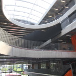 Heyerdahlskolan. Central hall med glastak. Snäckformen uppstår genom att de öppna ovalerna i de olika planen är vridna i förhållande till varandra. Foto: Sussie Schwab