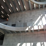 Heyerdahlskolan. Central hall med glastak. Snäckformen uppstår genom att de öppna ovalerna i de olika planen är vridna i förhållande till varandra. Foto: Anita Stenler