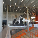 Heyerdahlskolan. Öppen förbindelse mellan två våningsplan blir en samlingsplats. Pelarna är gjutna i stålform, därefter rengjorda och behandlade med dammbindande medel. Foto: Sussie Schwab