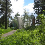 Midtåsen. Infogat i naturparken ligger den sparsmakade paviljongen för skulpturer av Knut Steen. Foto: Anita Stenler