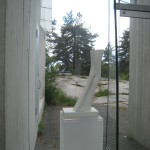 Midtåsen. De släta ljusa betongväggarna ger bakgrund och förstärker effekten av skulpturerna. Foto: Anita Stenler