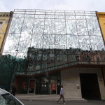 Lärarnas hus – Smyckeskrinet. Glasfasaden med konstnärlig utsmyckning av Jorun Sannes. Bokstäver och symboler i silkscreen-tryck. Foto: Sussie Schwab