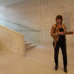 Lärarnas hus – Smyckeskrinet. Entréhallens och huvudtrappans ljusa betong tar tillvara solvärmen från den sydvästvända glasfasaden. Värmen lagras i energibrunnar under gården. Arkitekt Cathrine Vigander från Element Arkitekter berättar. Foto: Sussie Schwab