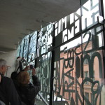 Lärarnas hus – Smyckeskrinet. Gruppen studerar glasfasaden. Foto: Sussie Schwab