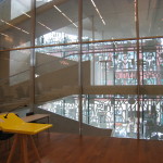 Lärarnas hus – Smyckeskrinet. Ljus och mönsterskuggor förs via trapphuset in i föreläsningssalarna. Foto: Anita Stenler