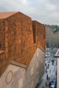CaixaForum konstcenter i Madrid innefattar väggar från en kraftstation som tidigare stod på platsen. Arkitekt: Herzog & de Meuron. Foto: Duccio Malagamba