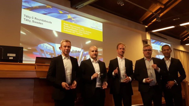 Prisutdelning den 28 oktober 2016 i Rom, under Italiens betongdag. Henrik Rundquist (&Rundquist), Thomas Widehag (NCC) och Erik Griffiths (&Rundquist). Flankeras av Richard McCarthy (Betongföreningen) och Mike Pauser (ECSN).
