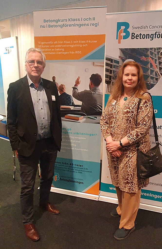 Kursverksamhetens utställning på Brobyggardagen i Göteborg. Här syns Richard McCarthy och Susanne Nyquist, projektledare för kursverksamheten.