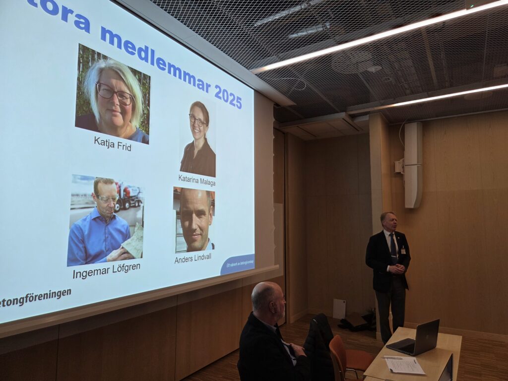 Johan Silfwerbrand presenterar de fyra personer som erhållit utmärkelsen Stor medlem.